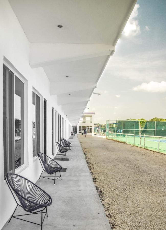 Cancun Tennis Inn Канкун Екстериор снимка
